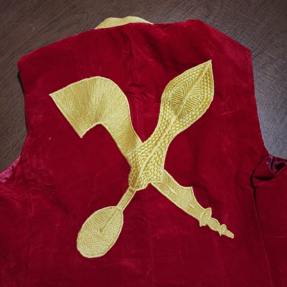 NWOT ... Red Sleeveless Vest / Coat with Gold Trim - Picture 7 of 7